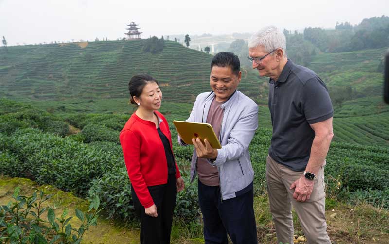 Tim Cook Visits Chengdu