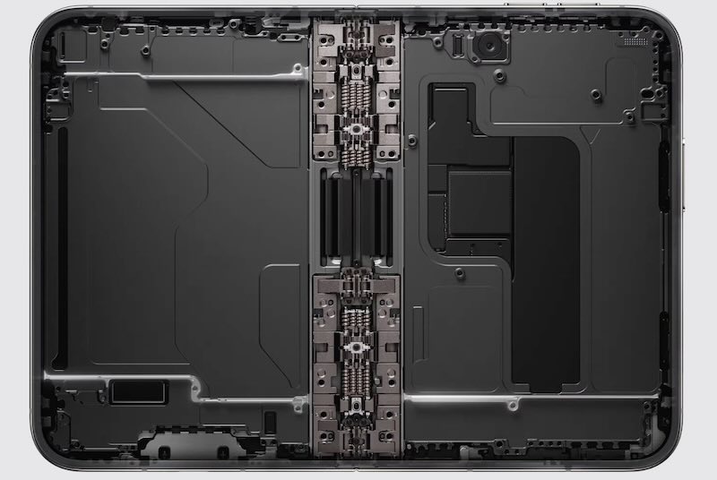 Here's the inside of the iPhone Duo and a great look at the new hinge!